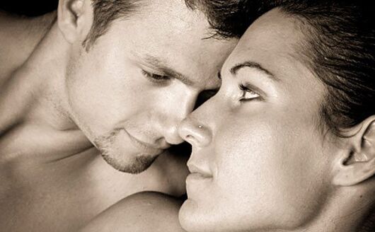 vrouw en man verhoogden de potentie met vitamines