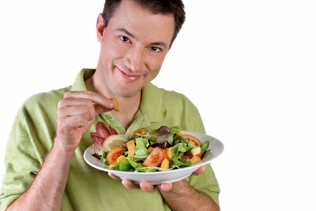 een man eet voedsel om de potentie te vergroten